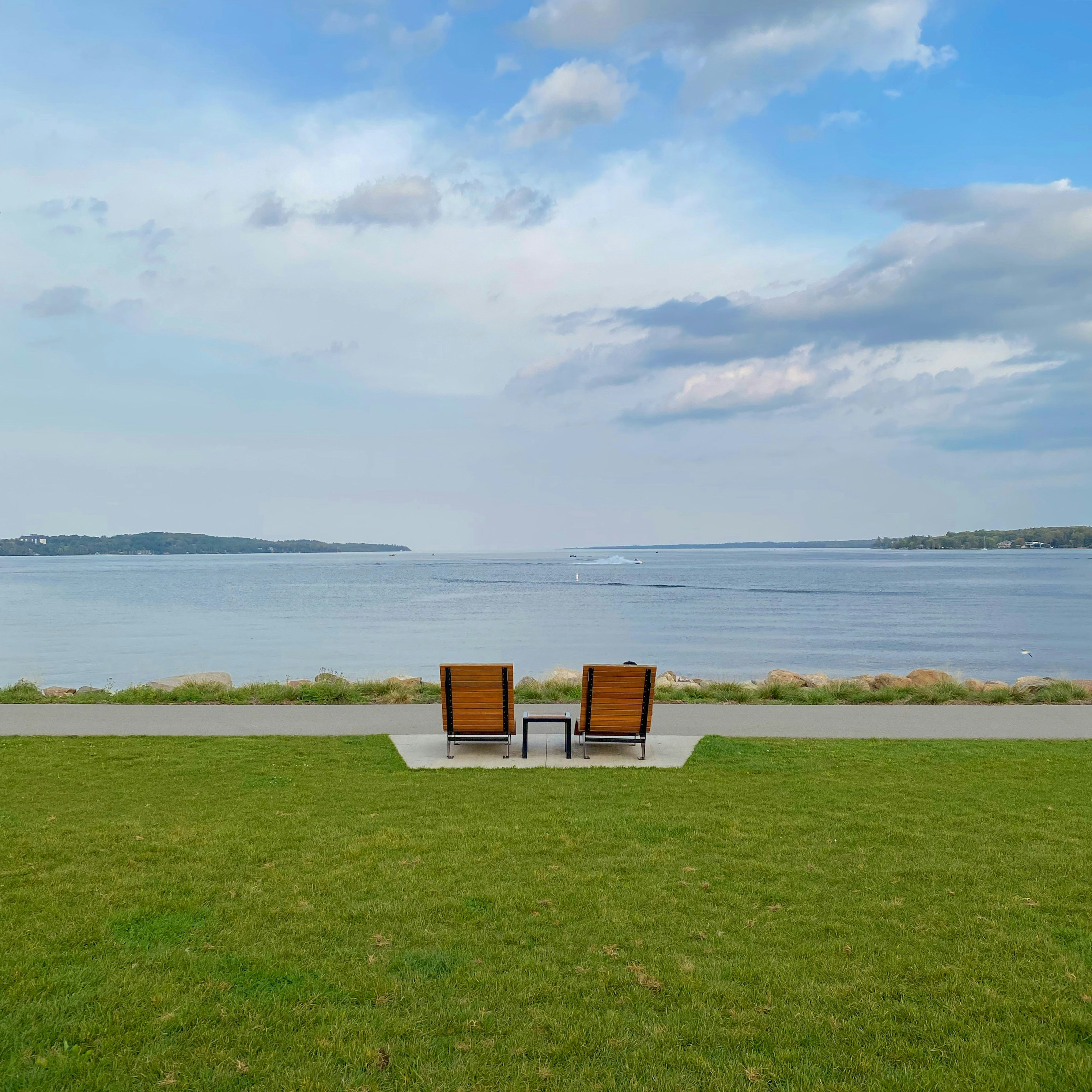 Vue apaisante à travers une ouverture rocheuse